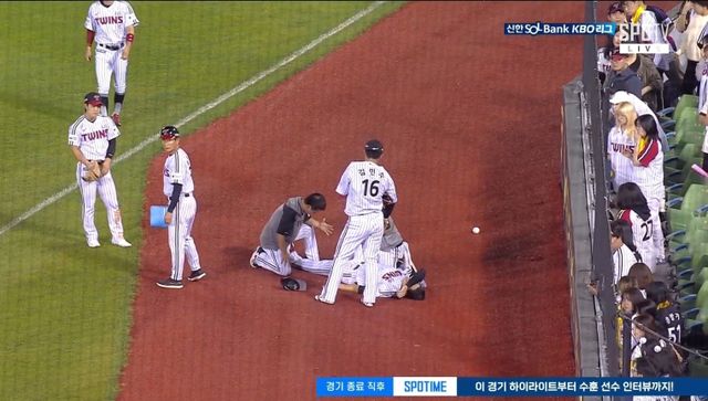 LG 외야수 홍창기(가운데)는 13일 잠실구장에서 열린 '2025 신한 SOL Bank KBO 리그' 키움과 주중 3연전 첫 번째 경기에서 1번타자 우익수로 선발 출전했다. 홈런포를 포함해 3타점으로 공격에 활력을 불어넣었으나 경기 종료 직전 수비 과정에서 다쳐 구급차를 타고 병원으로 후송됐다. SPOTV 중계화면 캡처