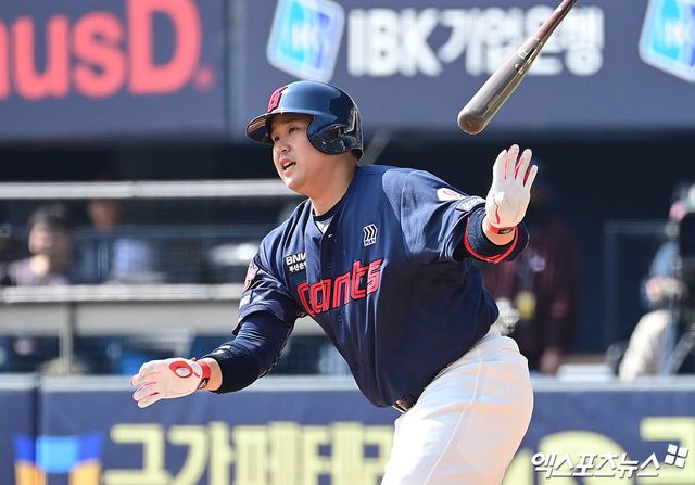 22일 오후 서울 송파구 잠실야구장에서 열린 '2025 신한 SOL Bank KBO리그' 롯데 자이언츠와 LG 트윈스의 경기, 롯데 유강남이 타격하고 있다. 엑스포츠뉴스 DB