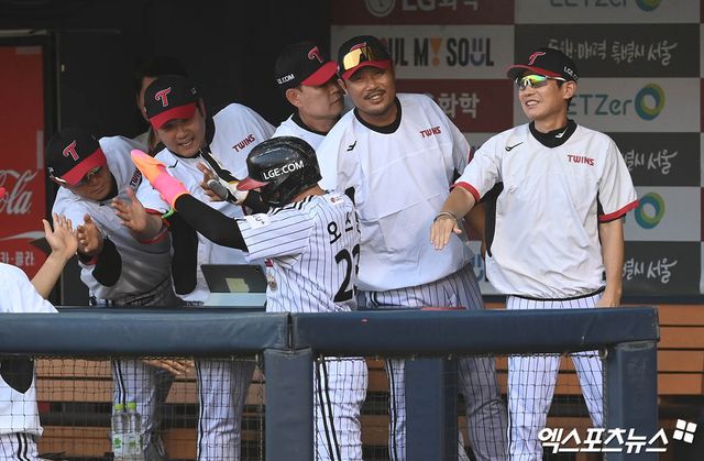 LG 내야수 오스틴(가운데)은 13일 잠실구장에서 열린 '2025 신한 SOL Bank KBO 리그' 키움과 주중 3연전 첫 번째 경기에서 3번 지명타자로 선발 출전했다. 부상 복귀 첫 타석부터 홈런을 쏘아 올려 공격에 활력을 불어넣었다. 7회말에는 결승포를 쳐 승리에 혁혁한 공을 세웠다. 엑스포츠뉴스 DB