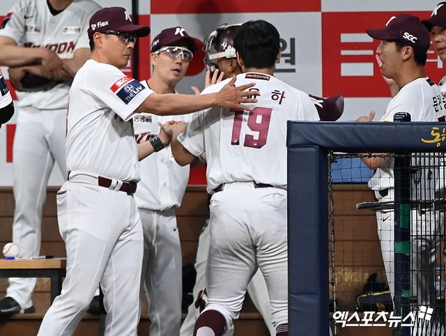 키움 투수 김윤하(19번)는 이동일이었던 지난 12일 1군 엔트리에서 빠졌다. 올해 9경기 등판해 8패를 기록하며 부진했다. 엑스포츠뉴스 DB