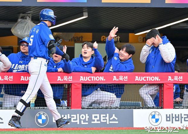 삼성 라이온즈 구자욱이 경기에서 홈런을 친 뒤 동료들과 하이파이브하고 있다. 엑스포츠뉴스 DB