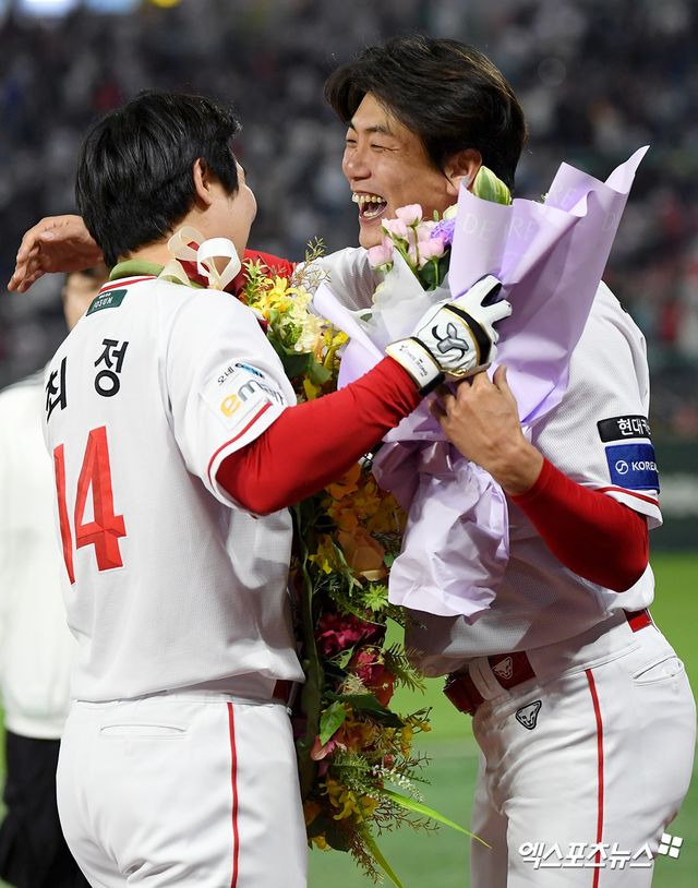 SSG 타자 최정이 13일 인천 미추홀구 SSG랜더스필드에서 열린 '2025 신한 SOL 뱅크 KBO리그' NC 다이노스와의 홈 경기에서 6회 투런포를 때려 KBO리그 사상 처음으로 개인 통산 500 홈런을 기록한 뒤 간판 투수 김광현의 축하를 받고 있다. 문학, 고아라기자