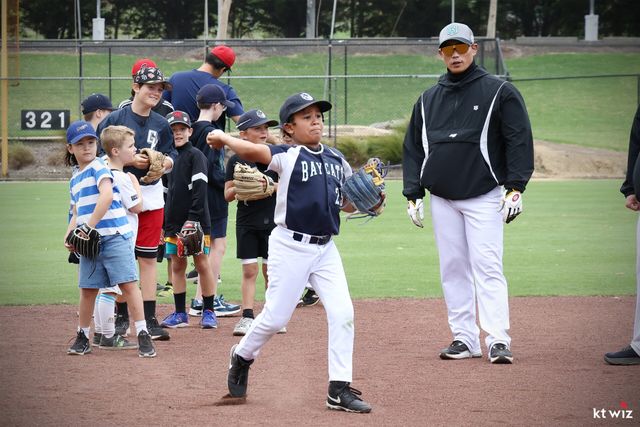 오른쪽에 선 KT 위즈 박경수 코치가 올해 스프링캠프에서 야구 교실에 임하고 있다. KT 위즈