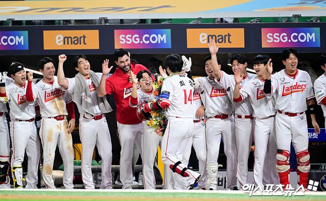 SSG 타자 최정이 13일 인천 미추홀구 SSG랜더스필드에서 열린 '2025 신한 SOL 뱅크 KBO리그' NC 다이노스와의 홈 경기에서 6회 투런포를 때려 KBO리그 사상 처음으로 개인 통산 500 홈런을 기록한 뒤 더그아웃으로 돌아와 도열한 SSG 선수들과 하이파이브를 나누고 있다. 문학, 고아라기자