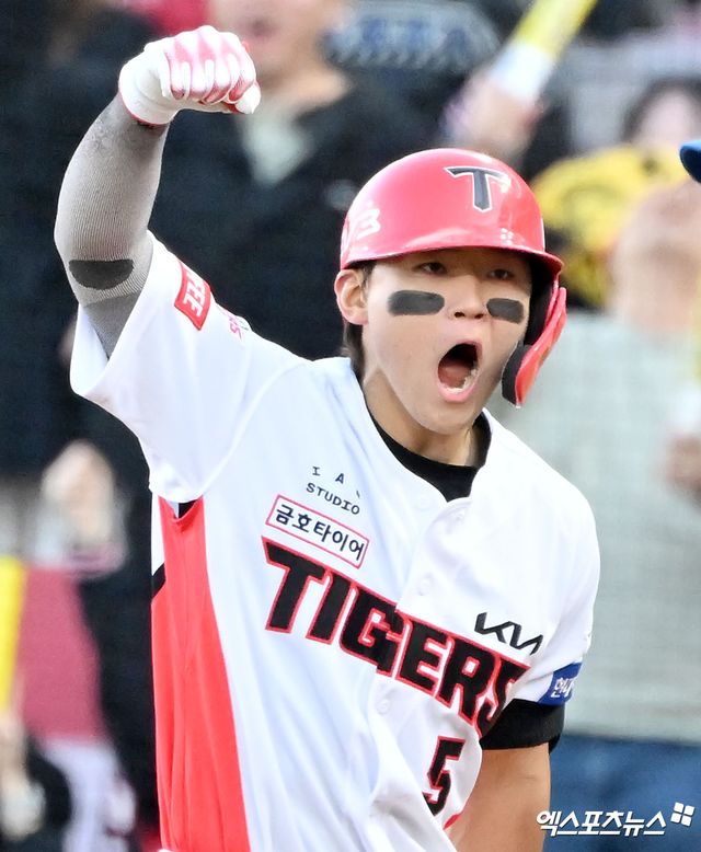 23일 오후 광주기아챔피언스필드에서 열린 '2024 신한 SOL Bank KBO 한국시리즈' 삼성 라이온즈와 KIA 타이거즈의 1차전 서스펜디드 경기, 7회말 2사 2루 KIA 김도영이 1타점 적시타를 날린 후 기뻐하고 있다. 엑스포츠뉴스 DB