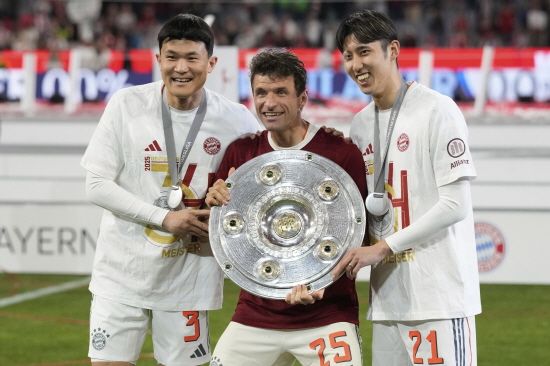 바이에른 뮌헨이 지난 11일 홈구장인 독일 뮌헨 알리안츠 아레나에서 2024-2025시즌 독일 분데스리가 우승 세리머니를 펼친 가운데 같은 포지션 경쟁자로 다음 시즌 프랑스 AS 모나코와 3년 계약한 에릭 다이어가 김민재의 우승 세리머니를 권하기 위해 멱살을 잡는 장면이 화제가 되고 있다. 시상식장에서 그 만큼 김민재를 챙겨줬다는 뜻이다. 사진은 김민재와 이토 히로키가 뮌헨 레전드 미드필더 토마스 뮐러와 함께 포즈 취하는 모습. 연합뉴스