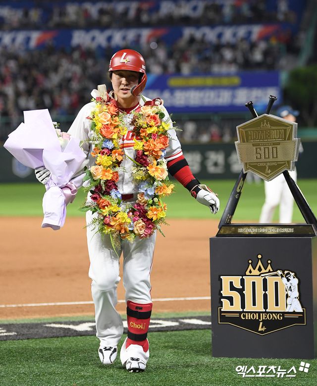 최정은 13일 인천 미추홀구 SSG랜더스필드에서 진행되는 '2025 신한 SOL 뱅크 KBO리그' NC 다이노스-SSG 랜더스 맞대결에서 홈팀인 SSG 3번 지명타자로 선발 출전한 뒤 SSG가 0-2로 뒤지던 6회말 2사 1루 상황에서 3번째 타석에 등장, 상대 외인 투수 벤저민 라일리 톰프슨의 6구 135km/h 슬라이더를 받아쳐 좌측 담장을 넘어가는 비거리 110m 짜리 투런포를 때리고 KBO리그 최초 개인 통산 500호 홈런을 일궈냈다. 500호 홈런 직후 시상식이 열려 그가 꽃다발을 목에 걸었다. 문학, 고아라 기자