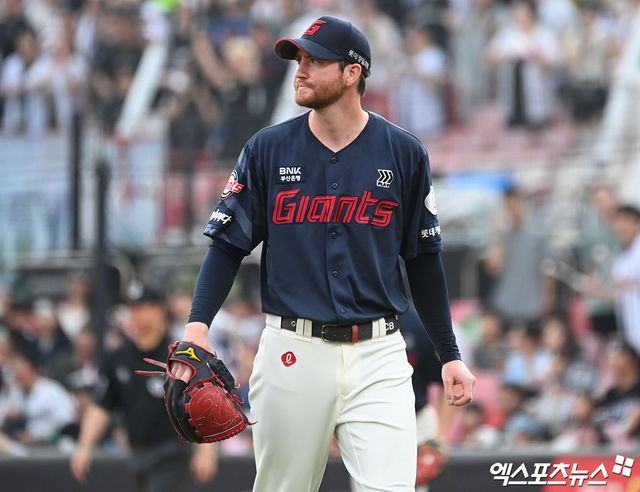 한국야구위원회가 13일 광주-KIA챔피언스필드에서 열리는 2025 신한 SOL Bank KBO리그 롯데와 KIA 타이거즈의 시즌 4차전을 앞두고 반즈를 웨이버 공시했다. 롯데 관계자는 대체 외국인 선수 영입보다 교체 쪽으로 방향성을 정했으며, 현재 후보로 거론되고 있는 알렉 감보아를 포함해 몇몇 선수와 협상을 진행 중이라고 전했다. 엑스포츠뉴스 DB