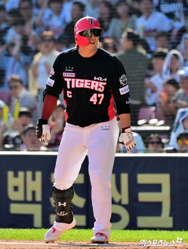 20일 오후 서울 송파구 잠실야구장에서 열린 '2025 신한 SOL Bank KBO리그' KIA 타이거즈와 두산 베어스의 경기, 7회초 1사 2,3루 KIA 나성범이 내야땅볼때 박찬호가 득점에 성공하자 지켜보고 있다. 엑스포츠뉴스 DB