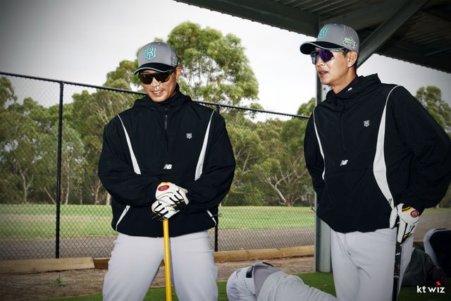 왼쪽부터 KT 위즈 박경수 코치, 박기혁 코치. KT 위즈