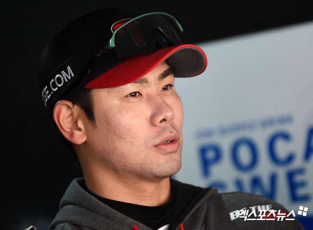 LG 외야수 홍창기는 13일 잠실구장에서 열린 '2025 신한 SOL Bank KBO 리그' 키움과 주중 3연전 첫 번째 경기에서 1번타자 우익수로 선발 출전했다. 홈런포를 포함해 3타점으로 공격에 활력을 불어넣었으나 경기 종료 직전 수비 과정에서 다쳐 구급차를 타고 병원으로 후송됐다. 엑스포츠뉴스 DB