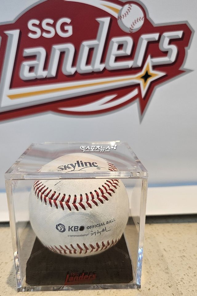 최정은 13일 인천 미추홀구 SSG랜더스필드에서 진행되는 '2025 신한 SOL 뱅크 KBO리그' NC 다이노스-SSG 랜더스 맞대결에서 홈팀인 SSG 3번 지명타자로 선발 출전한 뒤 SSG가 0-2로 뒤지던 6회말 2사 1루 상황에서 3번째 타석에 등장, 상대 외인 투수 벤저민 라일리 톰프슨의 6구 135km/h 슬라이더를 받아쳐 좌측 담장을 넘어가는 비거리 110m 짜리 투런포를 때리고 KBO리그 최초 개인 통산 500호 홈런을 일궈냈다. 최정의 통산 500호 홈런볼. 문학, 김현기 기자