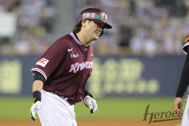 키움 외야수 이형종은 13일 잠실구장에서 열린 '2025 신한 SOL Bank KBO 리그' LG와 주중 3연전 첫 번째 경기에서 7번타자 좌익수로 선발 출전했다. 5회초 솔로포를 터트려 추격의 발판을 마련했다. 키움 히어로즈