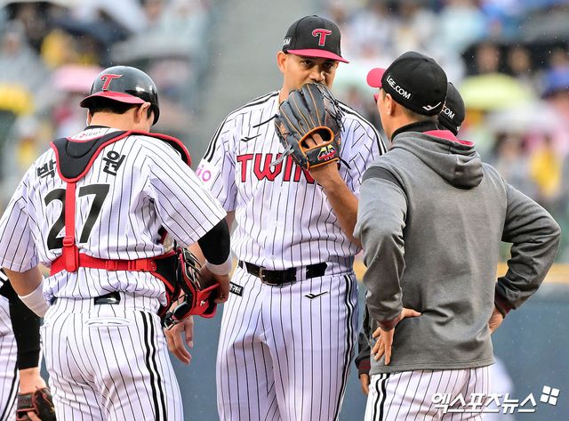 LG 투수 치리노스(가운데)는 13일 잠실구장에서 열린 '2025 신한 SOL Bank KBO 리그' 키움과 주중 3연전 첫 번째 경기에서 선발 등판했다. 5.1이닝 동안 8피안타를 내주며 5실점 하며 키움 타선을 막아내는 데 어려움을 겪었다. 엑스포츠뉴스 DB