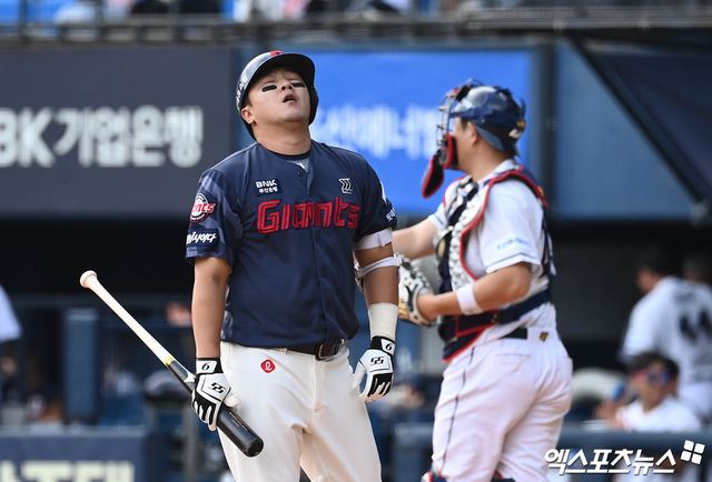 1일 오후 서울 송파구 잠실야구장에서 열린 '2024 신한 SOL Bank KBO리그' 롯데 자이언츠와 두산 베어스의 경기, 8회초 2사 1루 롯데 정훈이 루킹 삼진으로 물러나며 아쉬워하고 있다. 엑스포츠뉴스 DB