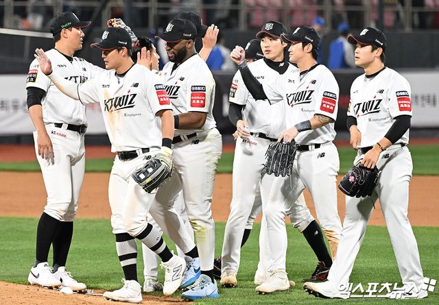 KT 위즈 선수들이 경기에서 승리 후 세리머니하고 있다. 엑스포츠뉴스 DB