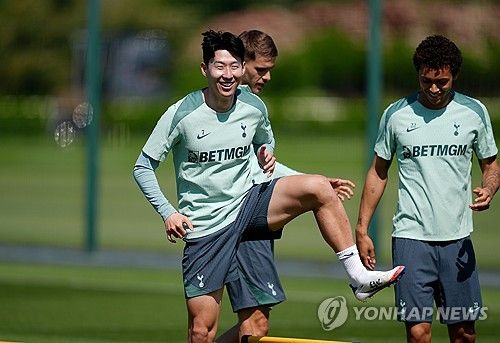 안지 포스테코글루 감독이 12일(한국시간) 영국 런던에 있는 토트넘 훈련장 토트넘 홋스퍼 웨이에서 진행된 유럽축구연맹(UEFA) 유로파리그 결승전 미디어 데이 기자회견에서 손흥민이 결승전에 출전하는 것이 목표라고 말했다.&nbsp; 손흥민은 지난 주말 크리스탈 팰리스와의 2024-2025시즌 프리미어리그 36라운드 홈 경기에 교체 출전하며 부상에서 돌아왔다.&nbsp;연합뉴스