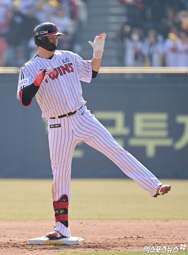 LG 외야수 홍창기는 13일 잠실구장에서 열린 '2025 신한 SOL Bank KBO 리그' 키움과 주중 3연전 첫 번째 경기에서 1번타자 우익수로 선발 출전했다. 홈런포를 포함해 3타점으로 공격에 활력을 불어넣었으나 경기 종료 직전 수비 과정에서 다쳐 구급차를 타고 병원으로 후송됐다. 엑스포츠뉴스 DB