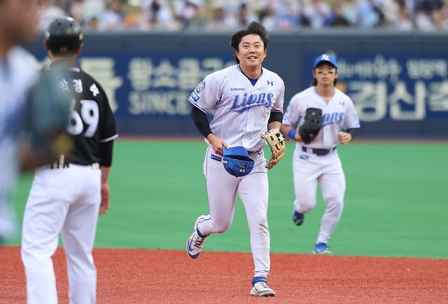 삼성 라이온즈 류지혁이 13일 포항 KT 위즈전에서 호수비 후 더그아웃으로 들어오고 있다. 삼성 라이온즈