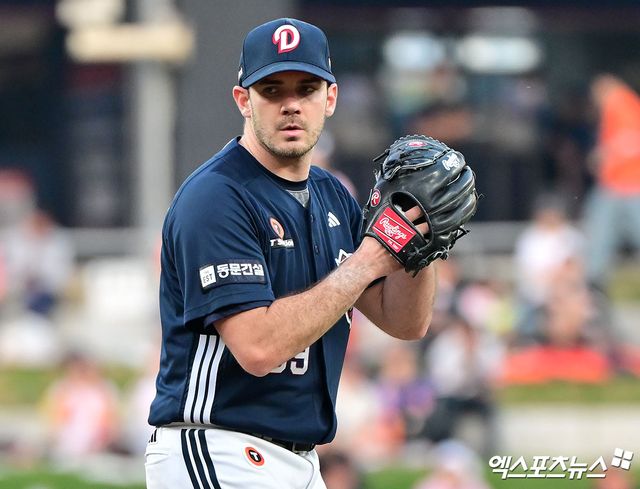 14일 오후 대전 한화생명 볼파크에서 열린 '2025 신한 SOL Bank KBO리그' 두산 베어스와 한화 이글스의 경기, 1회말 두산 선발투수 잭 로그가 공을 힘차게 던지고 있다. 대전, 김한준 기자