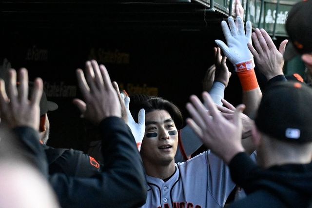 미국 메이저리그 샌프란시스코 자이언츠의 이정후가 14일(한국시간) 미국 캘리포니아주 샌프란시스코의 오라클파크에서 열린 2025 메이저리그 애리조나 다이아몬드백스와의 홈 경기에 4번타자 겸 중견수로 선발출전, 5타수 2안타 1홈런 2타점 1득점을 기록했다.&nbsp;사진 연합뉴스