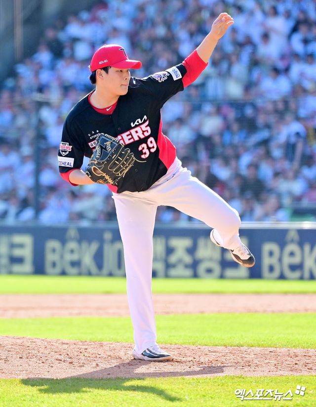 20일 오후 서울 송파구 잠실야구장에서 열린 '2025 신한 SOL Bank KBO리그' KIA 타이거즈와 두산 베어스의 경기, 7회말 KIA 최지민이 공을 힘차게 던지고 있다. 엑스포츠뉴스 DB
