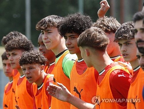 포르투갈 U-15 대표팀의 호날두 주니어가 14일(한국시간) 크로아티아에 있는 스페티 마르틴 나 무리에서 열린 일본과 2025 블라트코 마르코비치 국제 친선 대회 1차전에서 교체 투입됐다.&nbsp;3-0으로 앞서던 후반 9분 공격수로 교체 출전한 호날두 주니어는 공격 포인트는 없었지만, 일본에게 4-1 대승을 거뒀다. 호날두 주니어는 포르투갈 U-15 대표팀 데뷔전을 치르는 역사적인 날을 맞았다.&nbsp;연합뉴스