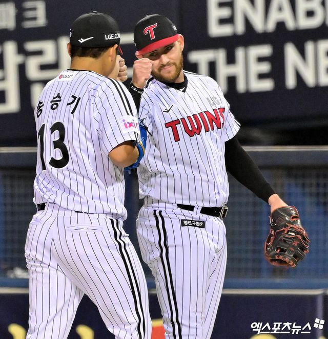 LG 투수 송승기(왼쪽)는 14일 잠실구장에서 열린 '2025 신한 SOL Bank KBO 리그' 키움과 주중 3연전 두 번째 경기에서 선발 등판했다. 6이닝 무실점으로 호투해 팀 승리에 보탬이 됐다. 엑스포츠뉴스 DB