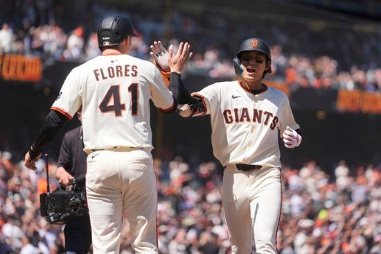 샌프란시스코 자이언츠 외야수 이정후가 15일 미국 캘리포니아주 샌프란시스코 오라클 파크에서 열린 애리조나전에 3번 타자 중견수로 선발 출전해 7회 말 메이저리그 데뷔 첫 2경기 연속 홈런을 쏘아 올리면서 시즌 6호포를 기록했다. 연합뉴스