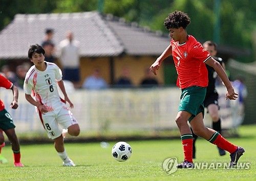포르투갈 U-15 대표팀의 호날두 주니어가 14일(한국시간) 크로아티아에 있는 스페티 마르틴 나 무리에서 열린 일본과 2025 블라트코 마르코비치 국제 친선 대회 1차전에서 교체 투입됐다.&nbsp;3-0으로 앞서던 후반 9분 공격수로 교체 출전한 호날두 주니어는 공격 포인트는 없었지만, 일본에게 4-1 대승을 거뒀다. 호날두 주니어는 포르투갈 U-15 대표팀 데뷔전을 치르는 역사적인 날을 맞았다.&nbsp;연합뉴스