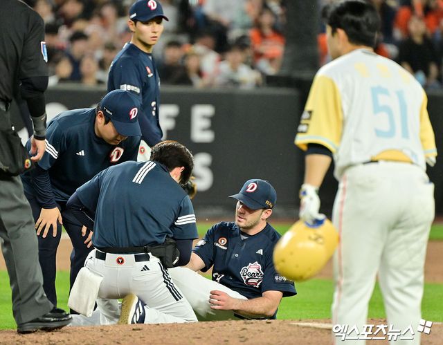 14일 오후 대전 한화생명 볼파크에서 열린 '2025 신한 SOL Bank KBO리그' 두산 베어스와 한화 이글스의 경기, 4회말 1사 두산 잭 로그가 한화 문현빈의 타구에 맞은 후 고통을 호소하고 있다. 대전, 김한준 기자