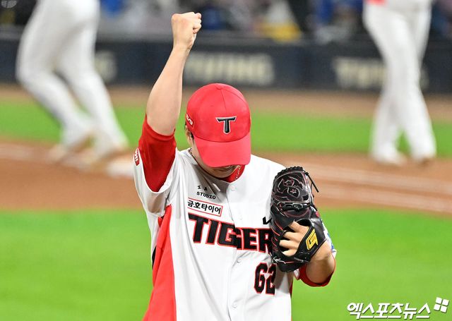 28일 오후 광주기아챔피언스필드에서 열린 '2024 신한 SOL Bank KBO 한국시리즈' 삼성 라이온즈와 KIA 타이거즈의 5차전 경기, 8회초 2사 만루 KIA 정해영이 삼성 이재현을 유격수 플라이로 처리한 후 주먹을 불끈 쥐고 있다. 엑스포츠뉴스 DB