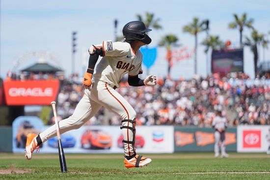 샌프란시스코 자이언츠 외야수 이정후가 15일 미국 캘리포니아주 샌프란시스코 오라클 파크에서 열린 애리조나전에 3번 타자 중견수로 선발 출전해 7회 말 메이저리그 데뷔 첫 2경기 연속 홈런을 쏘아 올리면서 시즌 6호포를 기록했다. 연합뉴스