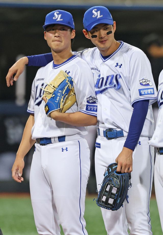 왼쪽부터 삼성 라이온즈 이호성과 구자욱. 13일 포항 KT 위즈전에서 승리 후 도열해 있다. 삼성 라이온즈