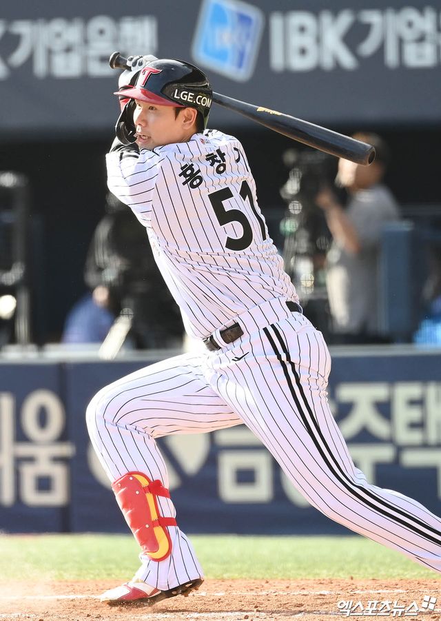 LG 외야수 홍창기는 지난 13일 잠실구장에서 열린 '2025 신한 SOL Bank KBO 리그' 키움과 주중 3연전 첫 번째 경기에서 1번타자 우익수로 선발 출전했다. 홈런포를 포함해 3타점으로 공격에 활력을 불어넣었으나 경기 종료 직전 수비 과정에서 다쳐 구급차를 타고 병원으로 후송됐다. 엑스포츠뉴스 DB