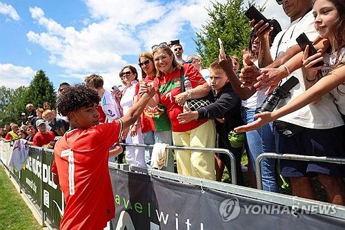 포르투갈 U-15 대표팀의 호날두 주니어가 14일(한국시간) 크로아티아에 있는 스페티 마르틴 나 무리에서 열린 일본과 2025 블라트코 마르코비치 국제 친선 대회 1차전에서 교체 투입됐다.&nbsp;3-0으로 앞서던 후반 9분 공격수로 교체 출전한 호날두 주니어는 공격 포인트는 없었지만, 일본에게 4-1 대승을 거뒀다. 호날두 주니어는 포르투갈 U-15 대표팀 데뷔전을 치르는 역사적인 날을 맞았다.&nbsp;연합뉴스