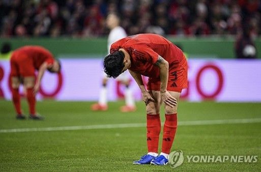 독일 축구 이적시장 전문 사이트 '트란스퍼마르크트'는 지난 14일(한국시간) 다음 시즌(2025-2026) 바이에른 뮌헨이 구성할 수 있는 베스트 11을 예상해 공개했다. 김민재는 제외됐다.&nbsp;포지션은 4-1-2-3으로 구성했다. 마누엘 노이어가 골키퍼 장갑을 착용했다. 알폰소 데이비스, 요나탄 타(레버쿠젠), 다요 우파메카노, 요시프 스타니시치가 수비진을 구성했다. 그 앞에 요주하 키미히가 위치했다. 중원은 플로리안 비르츠(레버쿠젠), 자말 무시알라가 나섰다. 킹슬리 코망, 해리 케인, 마이클 올리세가 공격진으로 나올 것으로 예상했다.&nbsp;연합뉴스