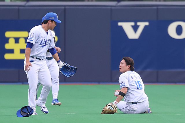 오른쪽에 앉아있는 삼성 라이온즈 류지혁이 13일 포항 KT위즈전에서 수비 후 이성규와 대화를 나누고 있다. 삼성 라이온즈