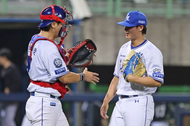 왼쪽부터 삼성 라이온즈 강민호와 이호성. 13일 포항 KT 위즈전에서 승리 후 기뻐하고 있다. 삼성 라이온즈