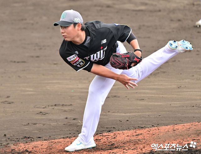 KT 위즈 투수 문용익이 경기에 등판해 투구하고 있다. 엑스포츠뉴스 DB