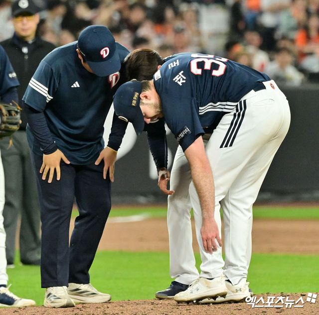 14일 오후 대전 한화생명 볼파크에서 열린 '2025 신한 SOL Bank KBO리그' 두산 베어스와 한화 이글스의 경기, 4회말 1사 두산 잭 로그가 한화 문현빈의 타구에 맞은 후 고통을 호소하고 있다. 대전, 김한준 기자