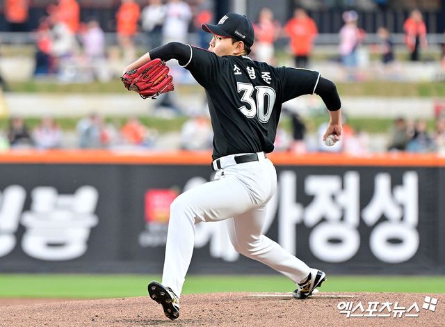 KT 위즈 선발투수 소형준이 경기에서 투구하고 있다. 엑스포츠뉴스 DB