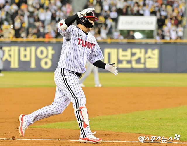 LG 내야수 문보경은 14일 잠실구장에서 열린 '2025 신한 SOL Bank KBO 리그' 키움과 주중 3연전 두 번째 경기에서 4번타자 3루수로 선발 출전했다. 4안타로 맹타를 휘두르며 공격에 활력을 불어넣었다. 엑스포츠뉴스 DB