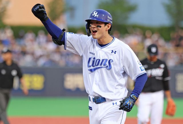 삼성 라이온즈 구자욱이 13일 포항 KT 위즈전에서 세리머니하고 있다. 삼성 라이온즈