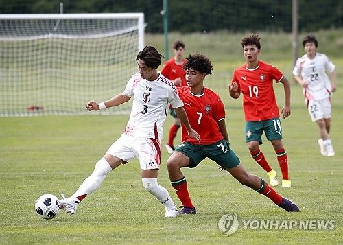 포르투갈 U-15 대표팀의 호날두 주니어가 14일(한국시간) 크로아티아에 있는 스페티 마르틴 나 무리에서 열린 일본과 2025 블라트코 마르코비치 국제 친선 대회 1차전에서 교체 투입됐다.&nbsp;3-0으로 앞서던 후반 9분 공격수로 교체 출전한 호날두 주니어는 공격 포인트는 없었지만, 일본에게 4-1 대승을 거뒀다. 호날두 주니어는 포르투갈 U-15 대표팀 데뷔전을 치르는 역사적인 날을 맞았다.&nbsp;연합뉴스