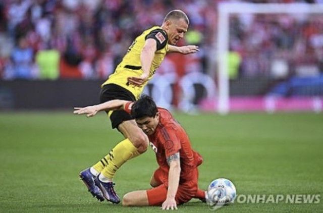 독일 축구 이적시장 전문 사이트 '트란스퍼마르크트'는 지난 14일(한국시간) 다음 시즌(2025-2026) 바이에른 뮌헨이 구성할 수 있는 베스트 11을 예상해 공개했다. 김민재는 제외됐다.&nbsp;포지션은 4-1-2-3으로 구성했다. 마누엘 노이어가 골키퍼 장갑을 착용했다. 알폰소 데이비스, 요나탄 타(레버쿠젠), 다요 우파메카노, 요시프 스타니시치가 수비진을 구성했다. 그 앞에 요주하 키미히가 위치했다. 중원은 플로리안 비르츠(레버쿠젠), 자말 무시알라가 나섰다. 킹슬리 코망, 해리 케인, 마이클 올리세가 공격진으로 나올 것으로 예상했다.&nbsp;연합뉴스