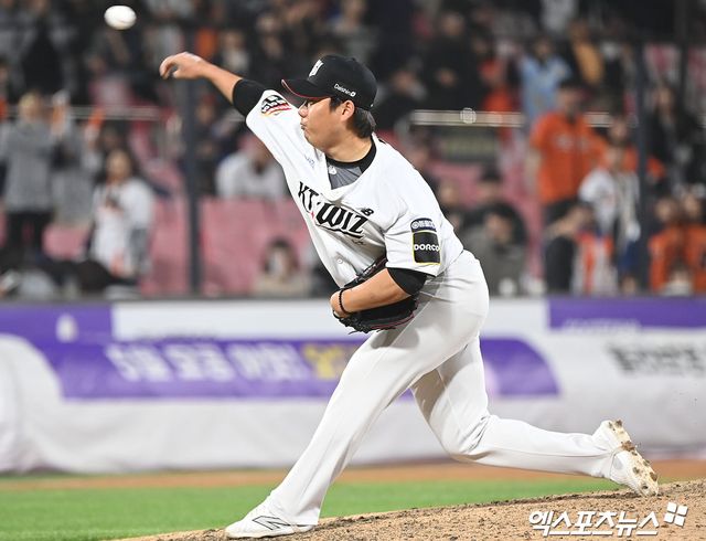 KT 위즈 투수 문용익이 경기에 등판해 투구하고 있다. 엑스포츠뉴스 DB