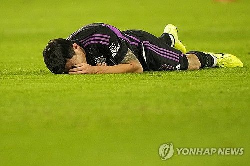 독일 축구 이적시장 전문 사이트 '트란스퍼마르크트'는 지난 14일(한국시간) 다음 시즌(2025-2026) 바이에른 뮌헨이 구성할 수 있는 베스트 11을 예상해 공개했다. 김민재는 제외됐다.&nbsp;포지션은 4-1-2-3으로 구성했다. 마누엘 노이어가 골키퍼 장갑을 착용했다. 알폰소 데이비스, 요나탄 타(레버쿠젠), 다요 우파메카노, 요시프 스타니시치가 수비진을 구성했다. 그 앞에 요주하 키미히가 위치했다. 중원은 플로리안 비르츠(레버쿠젠), 자말 무시알라가 나섰다. 킹슬리 코망, 해리 케인, 마이클 올리세가 공격진으로 나올 것으로 예상했다.&nbsp;연합뉴스