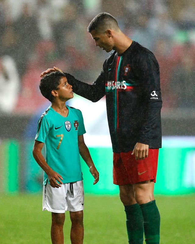 포르투갈 U-15 대표팀의 호날두 주니어가 14일(한국시간) 크로아티아에 있는 스페티 마르틴 나 무리에서 열린 일본과 2025 블라트코 마르코비치 국제 친선 대회 1차전에서 교체 투입됐다.&nbsp;3-0으로 앞서던 후반 9분 공격수로 교체 출전한 호날두 주니어는 공격 포인트는 없었지만, 일본에게 4-1 대승을 거뒀다. 호날두 주니어는 포르투갈 U-15 대표팀 데뷔전을 치르는 역사적인 날을 맞았다.&nbsp;포르추갈