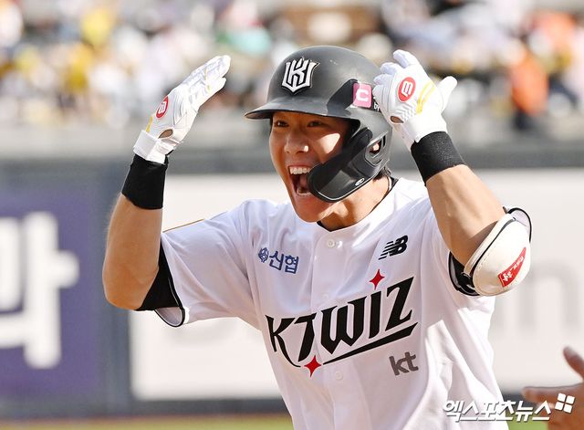 KT 위즈 내야수 오윤석이 경기에서 세리머니하고 있다. 엑스포츠뉴스 DB